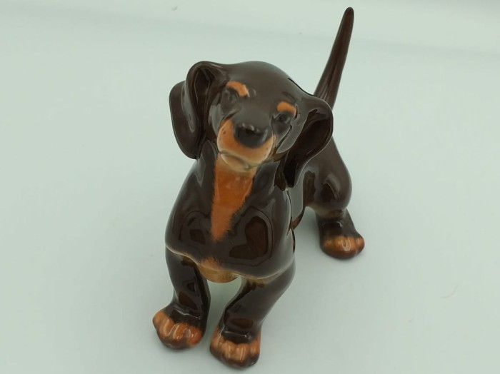 FIGURKA PORCELANOWA Jamnik