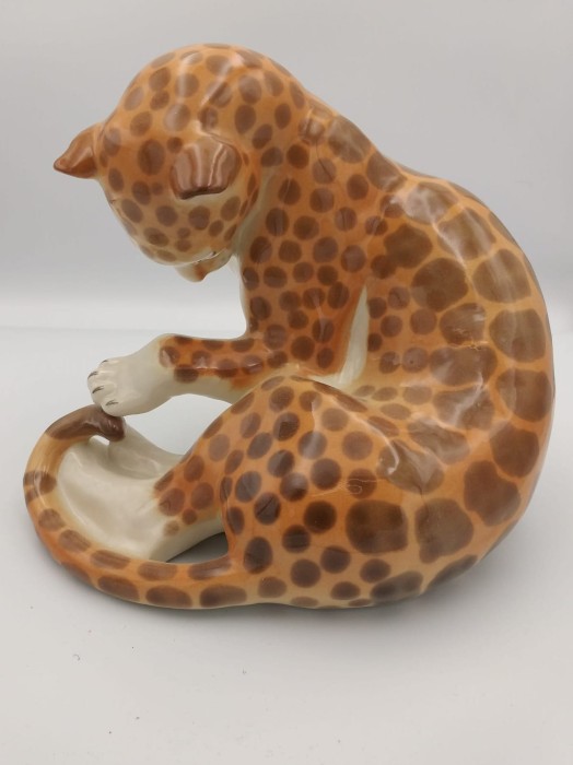 FIGURKA PORCELANOWA Lampart