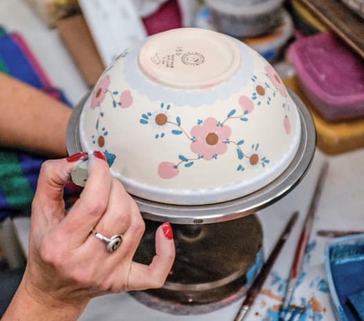 Tworzenie wzorów na ceramice Bolesławiec