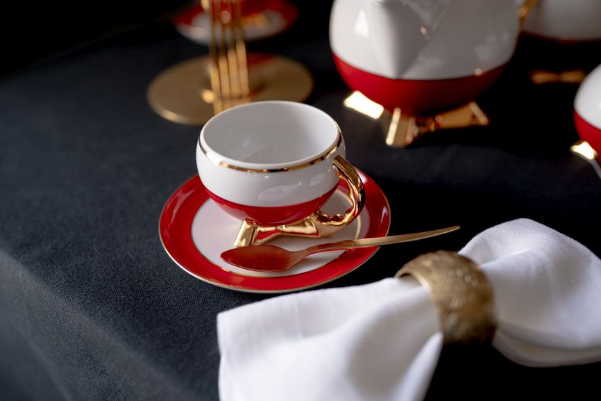 Porcelana Ćmielów na elegancko nakrytym stole